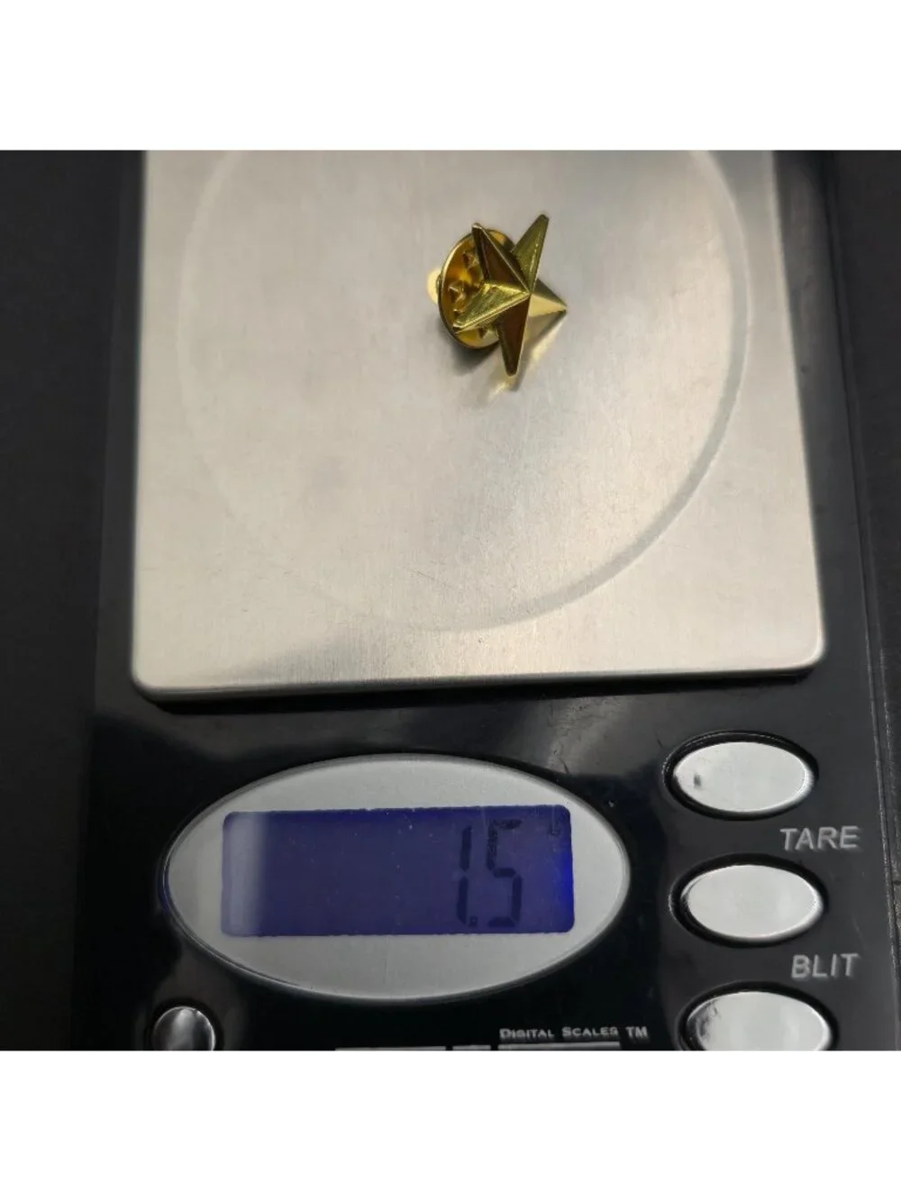 Minimalist 3D Faceted Gold Star Lapel Pin | Classic Metallic Badge Accent A8512